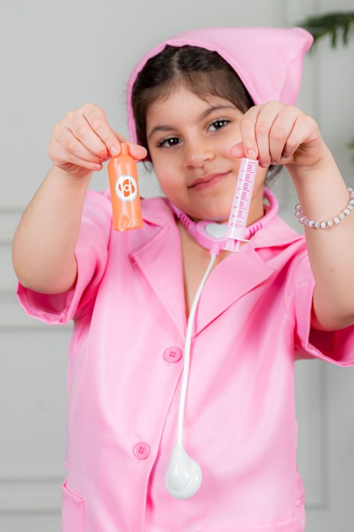 زي تنكري بمهنة ممرضة لون وردي بياقة مطوية و بأزرار و جيوب من الأمام مع قبعة و أدوات الطب