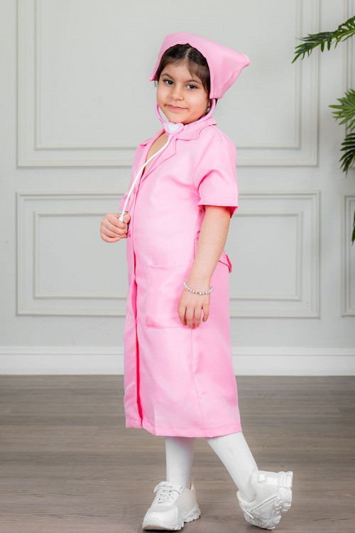 زي تنكري بمهنة ممرضة لون وردي بياقة مطوية و بأزرار و جيوب من الأمام مع قبعة و أدوات الطب