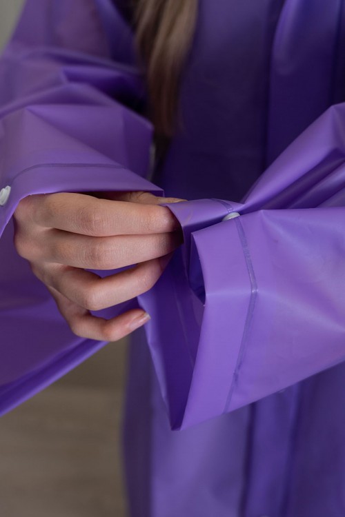 بالطو مطر نسائي لون بنفسجي بقبعة متصلة بأزرار طقطق من الأمام و الأكمام