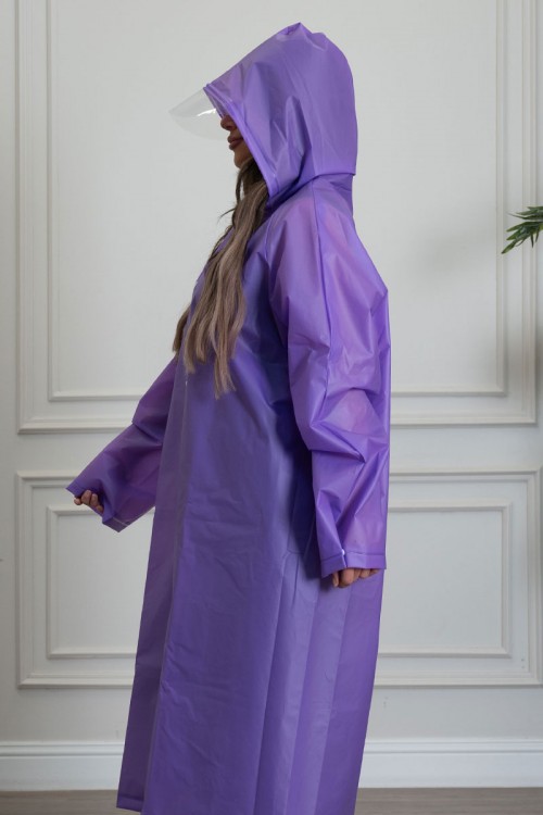 بالطو مطر نسائي لون بنفسجي بقبعة متصلة بأزرار طقطق من الأمام و الأكمام