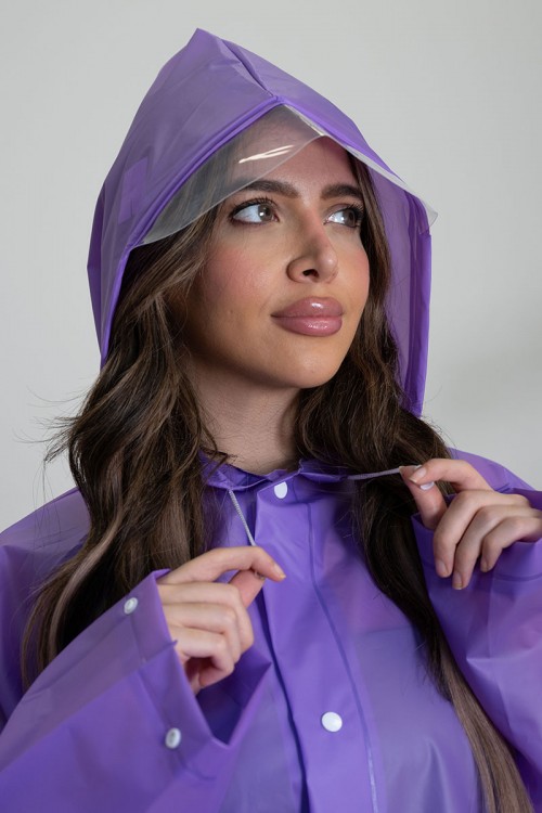 بالطو مطر نسائي لون بنفسجي بقبعة متصلة بأزرار طقطق من الأمام و الأكمام