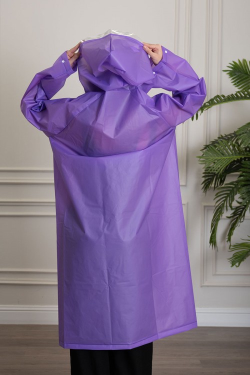 بالطو مطر نسائي لون بنفسجي بقبعة متصلة بأزرار طقطق من الأمام و الأكمام