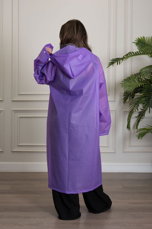 بالطو مطر نسائي لون بنفسجي بقبعة متصلة بأزرار طقطق من الأمام و الأكمام
