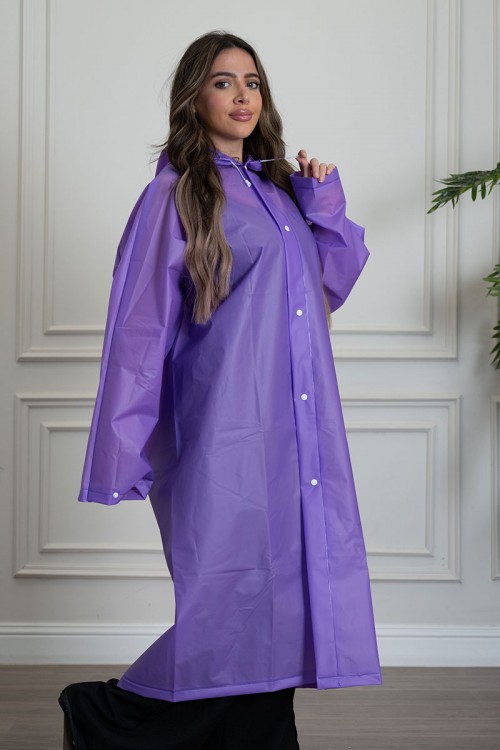بالطو مطر نسائي لون بنفسجي بقبعة متصلة بأزرار طقطق من الأمام و الأكمام