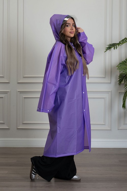 بالطو مطر نسائي لون بنفسجي بقبعة متصلة بأزرار طقطق من الأمام و الأكمام