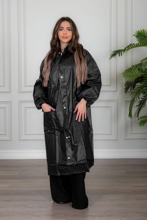 بالطو مطر نسائي لون أسود بقبعة متصلة بأزرار و سحاب و جيوب من الأمام و بأكمام طويلة 