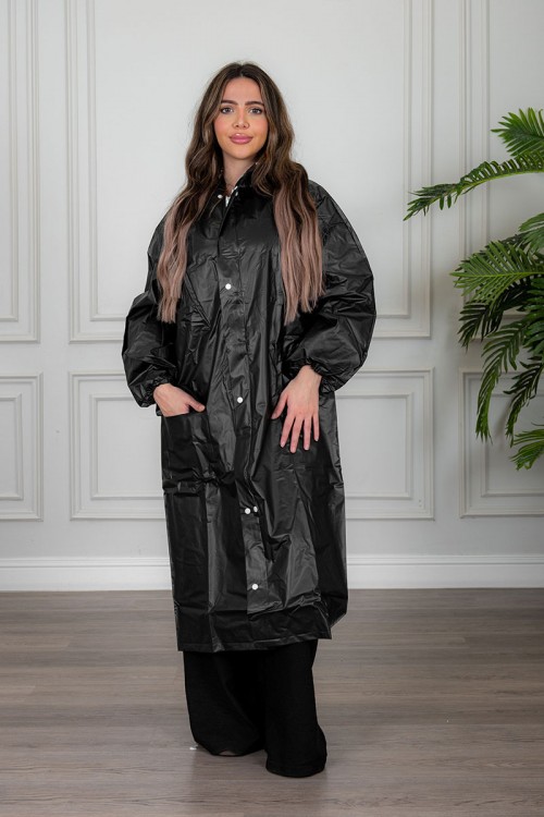 بالطو مطر نسائي لون أسود بقبعة متصلة بأزرار و سحاب و جيوب من الأمام و بأكمام طويلة