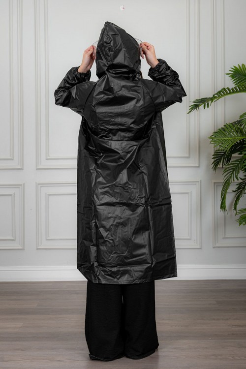 بالطو مطر نسائي لون أسود بقبعة متصلة بأزرار و سحاب و جيوب من الأمام و بأكمام طويلة