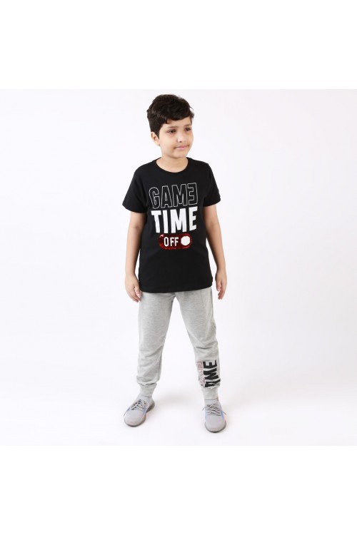 تيشيرت مزين بطبعات كتابة مع بنطلون