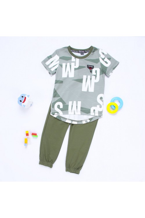 بنطلون ساده مع تيشيرت بياقة مستديره