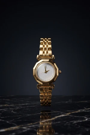 ساعة يد نسائية ذات لون ذهبي لامع وسوار معدني