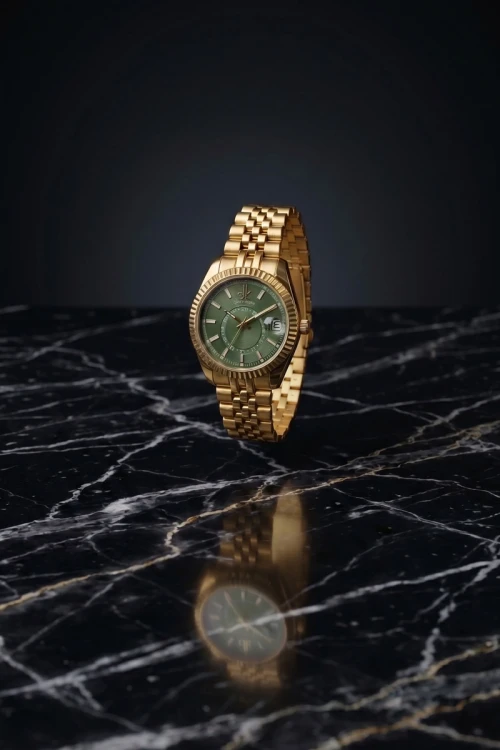 ساعة يد ذات لون ذهبي ومينا أخضر
