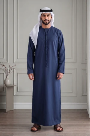 ثوب رجالي إماراتي لون كحلي ياقة دائرية بحبل متدلي بخيوط و مزين بتطريز خفيف على شكل V من الأمام و الخلف و بأكمام طويلة 