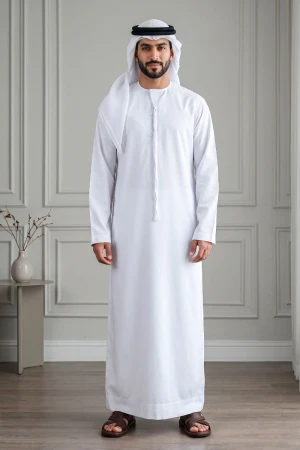 ثوب رجالي إماراتي لون أبيض ياقة دائرية بحبل متدلي بخيوط و مزين بتطريز خفيف على شكل V من الأمام و الخلف و بأكمام طويلة 