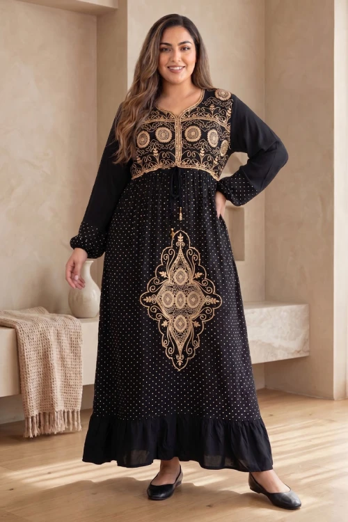 جلابية نسائية جامبو طويلة باللون الأسود مزينة بتطريز ذهبي ونقوش بأكمام طويلة و رباط في الخصر