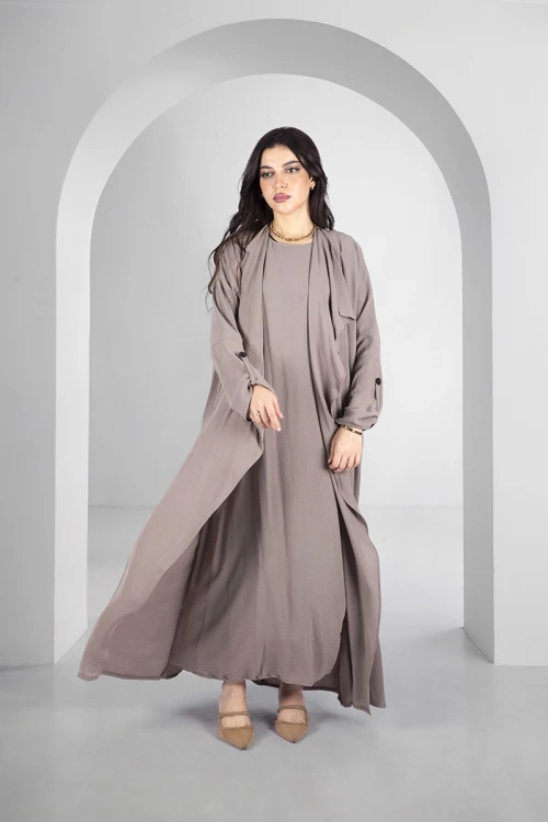 عباية ملونة أنيقة لون بيج قماش سي واي بقطعة لف اضافية من الداخل برباط على الخصر و أزرار قفل من الكتف بأكمام مزينة بأزرار كبيرة مع طرحة سادة