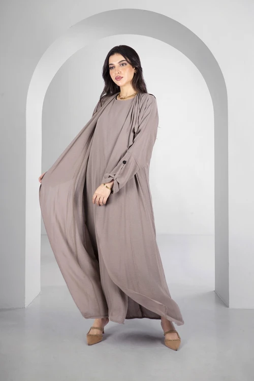 عباية ملونة أنيقة لون بيج قماش سي واي بقطعة لف اضافية من الداخل برباط على الخصر و أزرار قفل من الكتف بأكمام مزينة بأزرار كبيرة مع طرحة سادة