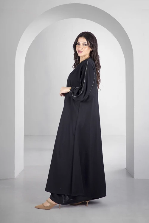 عباية سوداء أنيقة سادة قماش راما أزرار قفل أمامية الأكمام مطاطية مطرزة بالكريستال بشكل طولي مع طرحة سادة