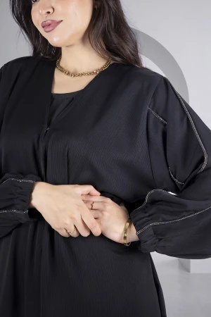 عباية سوداء أنيقة سادة قماش راما أزرار قفل أمامية الأكمام مطاطية مطرزة بالكريستال بشكل طولي مع طرحة سادة