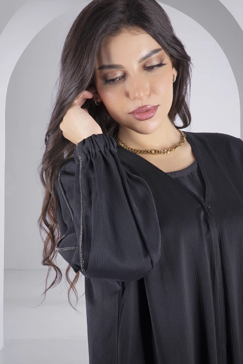 عباية سوداء أنيقة سادة قماش راما أزرار قفل أمامية الأكمام مطاطية مطرزة بالكريستال بشكل طولي مع طرحة سادة