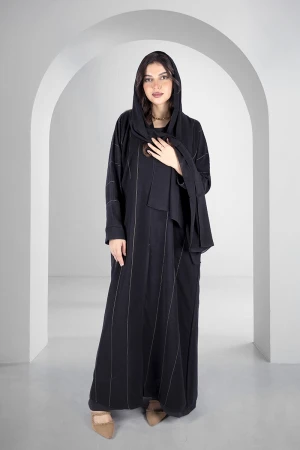 عباية سوداء انيقة أزرار قفل امامية خطوط طولية مطرزة باللون الذهبي اللامع و أكمام ضيقة مثنية بقماش مشجر انيق