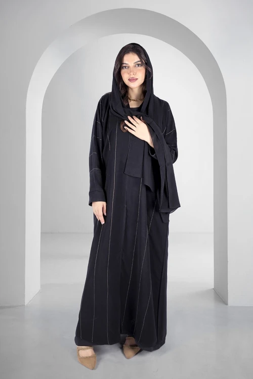 عباية سوداء انيقة أزرار قفل امامية خطوط طولية مطرزة باللون الذهبي اللامع و أكمام ضيقة مثنية بقماش مشجر انيق