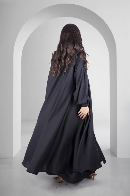 عباية سوداء كلوش أنيقة سحاب أمامي كامل ياقة عالية و أكمام مطاط ضيقة