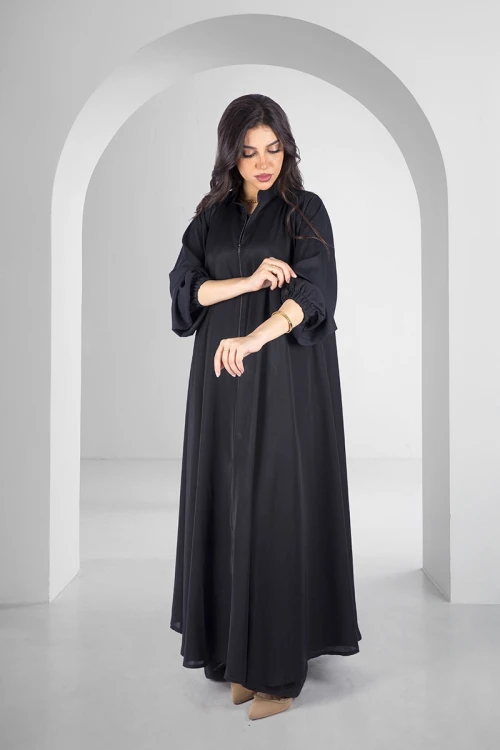 عباية سوداء كلوش أنيقة سحاب أمامي كامل ياقة عالية و أكمام مطاط ضيقة