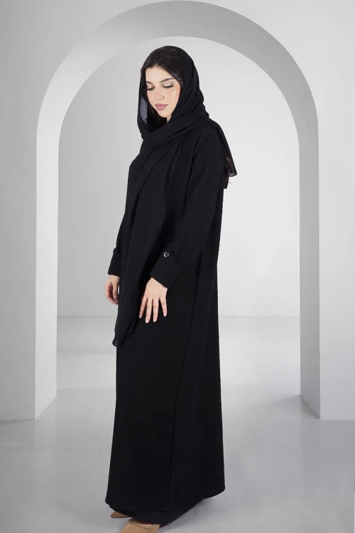 عباية سوداء أنيقة قماش فكروا خطوط طولية  بياقة صغيرة و أزرار قفل كبيرة من الامام وعلى الأكمام مع طرحة سادة