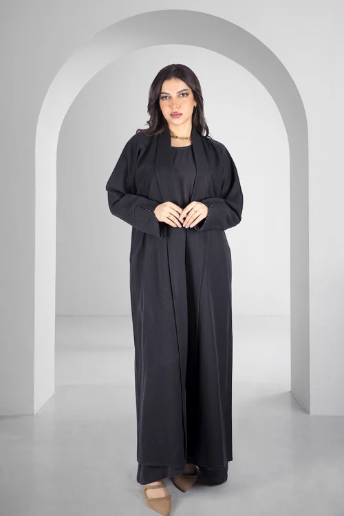 عباية سوداء أنيقة مفتوحة من الامام على شكل طبقة مثنية بأكمام ضيقة مطرزة بشكب دائري ناعم وأنيق