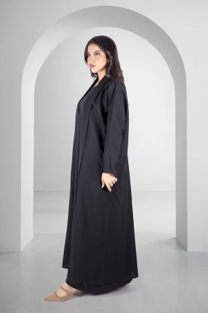 عباية سوداء أنيقة مفتوحة من الامام على شكل طبقة مثنية بأكمام ضيقة مطرزة بشكب دائري ناعم وأنيق