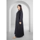 عباية سوداء أنيقة مفتوحة من الامام على شكل طبقة مثنية بأكمام ضيقة مطرزة بشكب دائري ناعم وأنيق