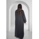 عباية سوداء أنيقة مفتوحة من الامام على شكل طبقة مثنية بأكمام ضيقة مطرزة بشكب دائري ناعم وأنيق
