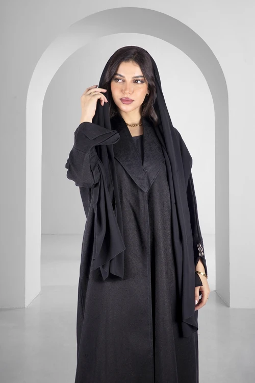 عباية سوداء أنيقة قماش مشجر بياقة على الصدر بقفل امامي مزينة بأزرار من الامام والاكمام مع طرحة سادة