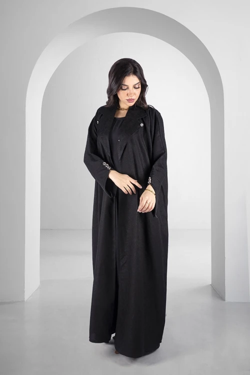 عباية سوداء أنيقة قماش مشجر بياقة على الصدر بقفل امامي مزينة بأزرار من الامام والاكمام مع طرحة سادة