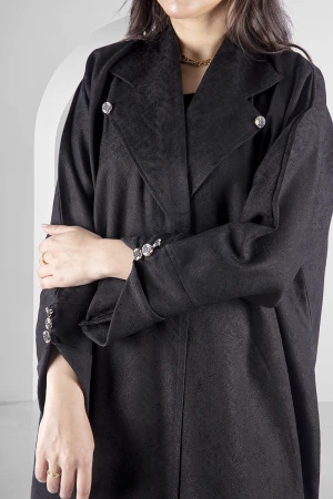  عباية سوداء أنيقة قماش مشجر بياقة على الصدر بقفل امامي مزينة بأزرار من الامام والاكمام مع طرحة سادة 