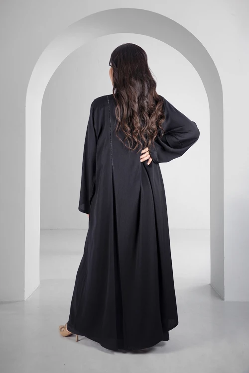 عباية سوداء أنيقة أزرار قفل أمامية ياقة عالية بكسرات وتطريز كريستالي من الامام والاكمام