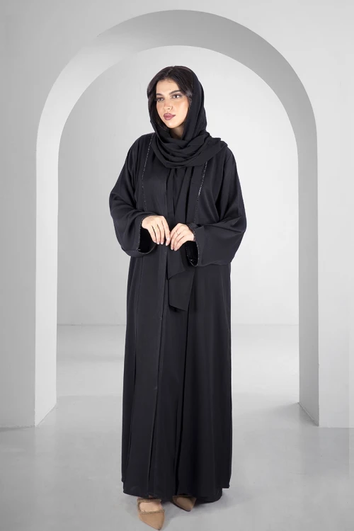عباية سوداء أنيقة أزرار قفل أمامية ياقة عالية بكسرات وتطريز كريستالي من الامام والاكمام