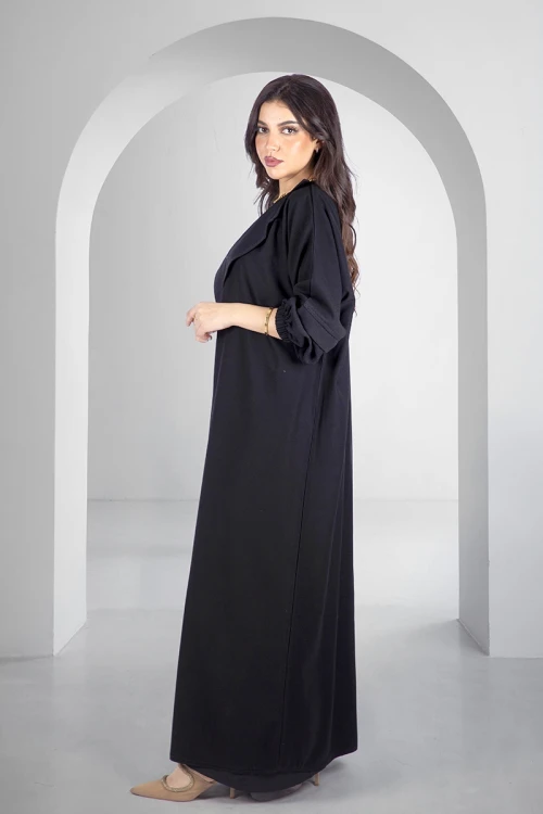 عباية سوداء أنيقة بياقة على الصدر بقفل امامي واكمام مطاط مع طرحة سادة