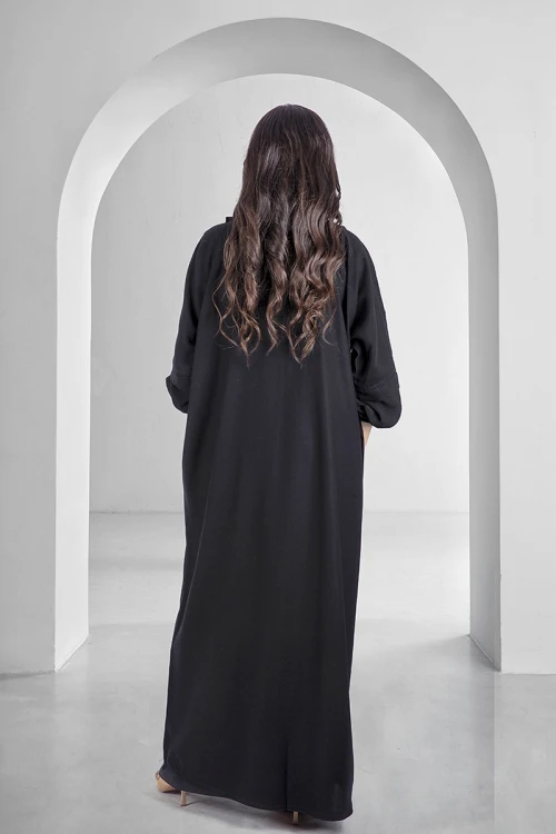 عباية سوداء أنيقة بياقة على الصدر بقفل امامي واكمام مطاط مع طرحة سادة