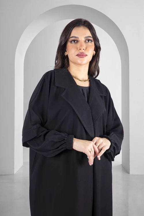 عباية سوداء أنيقة بياقة على الصدر بقفل امامي واكمام مطاط مع طرحة سادة