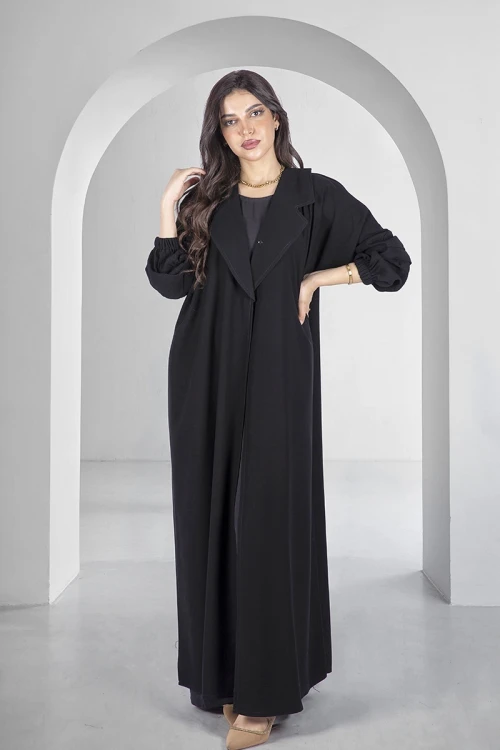 عباية سوداء أنيقة بياقة على الصدر بقفل امامي واكمام مطاط مع طرحة سادة