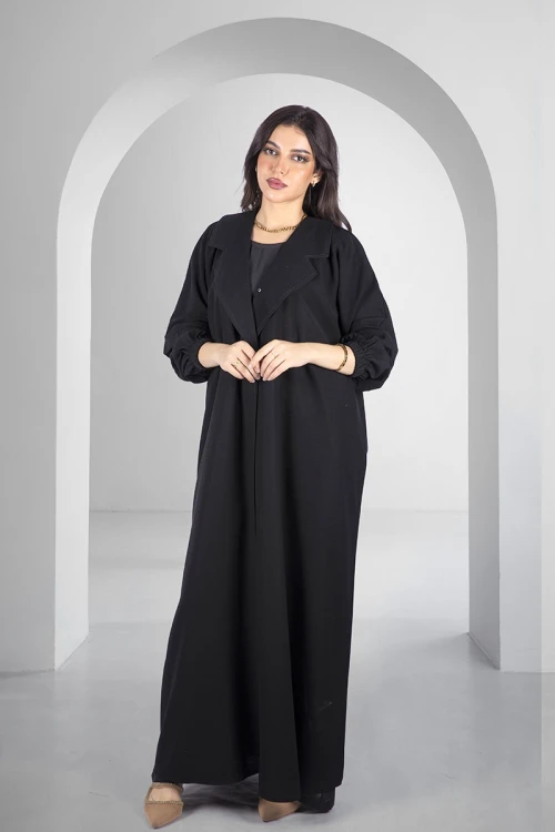 عباية سوداء أنيقة بياقة على الصدر بقفل امامي واكمام مطاط مع طرحة سادة