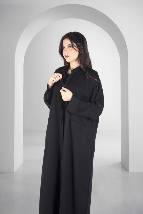 عباية سوداء أنيقة سحاب أمامي كمل مخفي ياقة عالية وجيوب امامية مع طرحة سادة