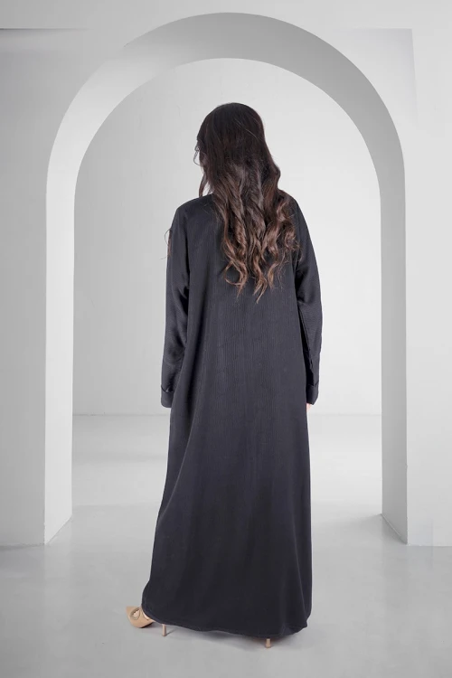 عباية سوداء أنيقة سحاب أمامي كمل مخفي ياقة عالية وجيوب امامية مع طرحة سادة