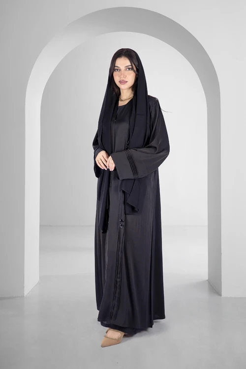 عباية سوداء أنيقة سحاب أمامي بياقة عالية خطوط طولية مخططة بالابيض وجيوب امامية واكمام مطاط مع طرحة سادة