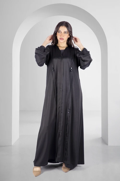 عباية سوداء أنيقة أزرار قفل أمامية بكسرات على الاكمام والامام مزينة بأزرار مع طرحة سادة