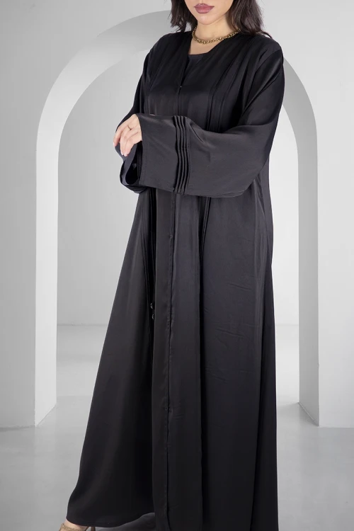 عباية سوداء أنيقة أزرار قفل أمامية بكسرات على الاكمام والامام مزينة بأزرار مع طرحة سادة