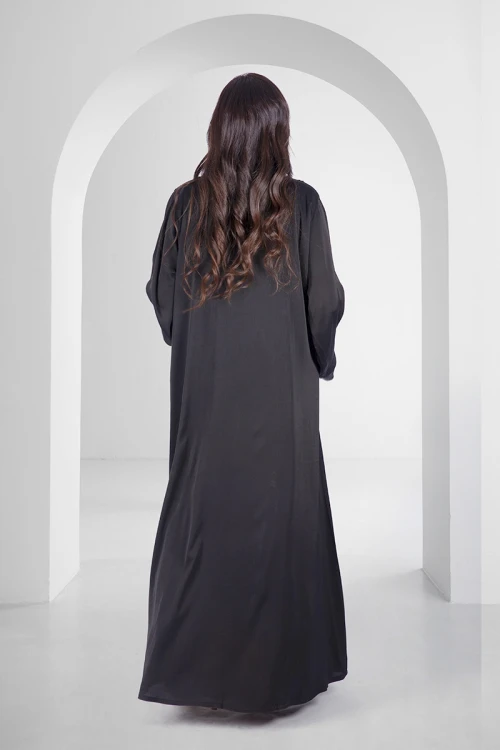 عباية سوداء أنيقة أزرار قفل أمامية بكسرات على الاكمام والامام مزينة بأزرار مع طرحة سادة