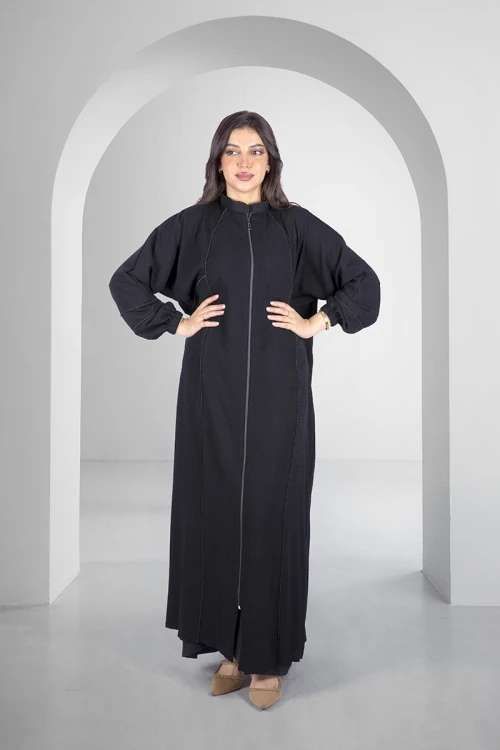 عباية سوداء أنيقة سحاب أمامي بياقة عالية خطوط طولية مخططة بالابيض وجيوب امامية واكمام مطاط مع طرحة سادة